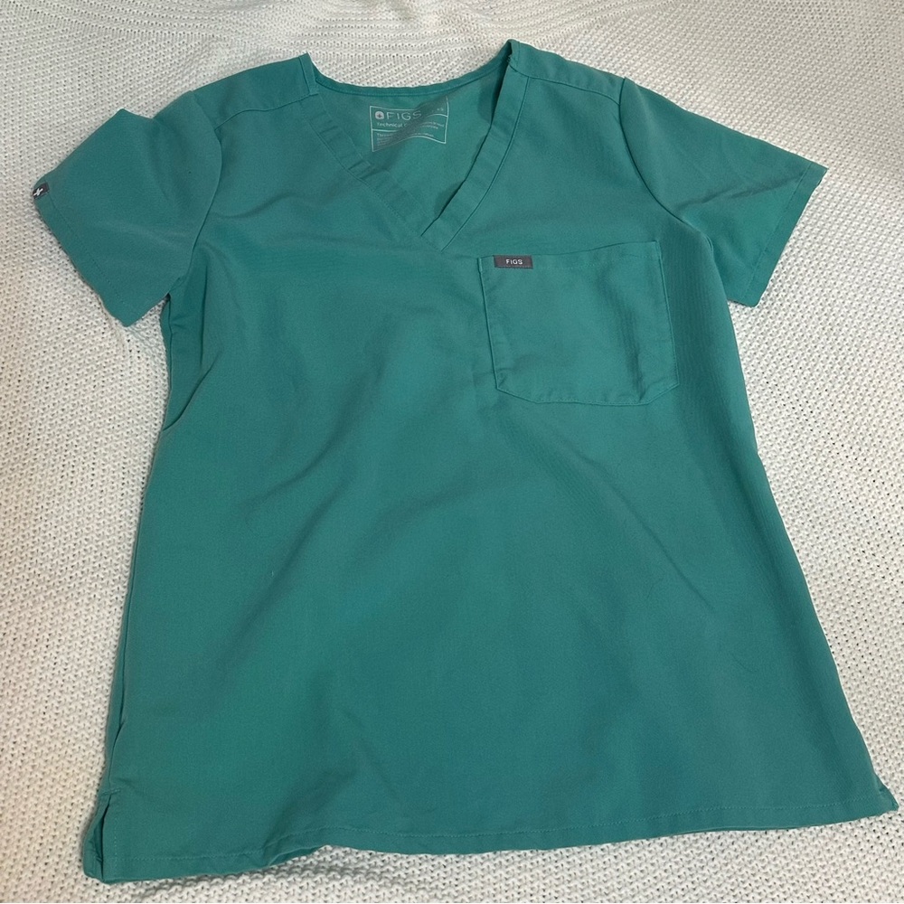 Figs scrub top surgical green